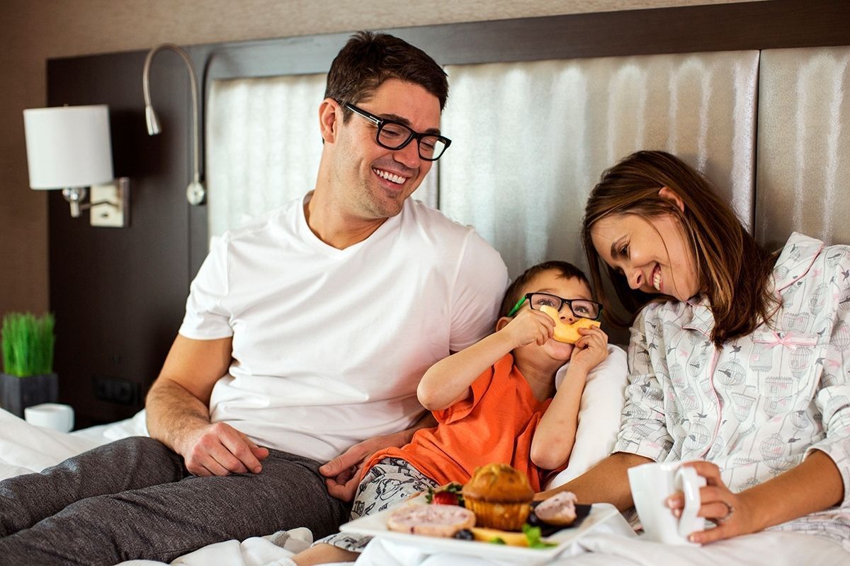 Kids stay and eat free.